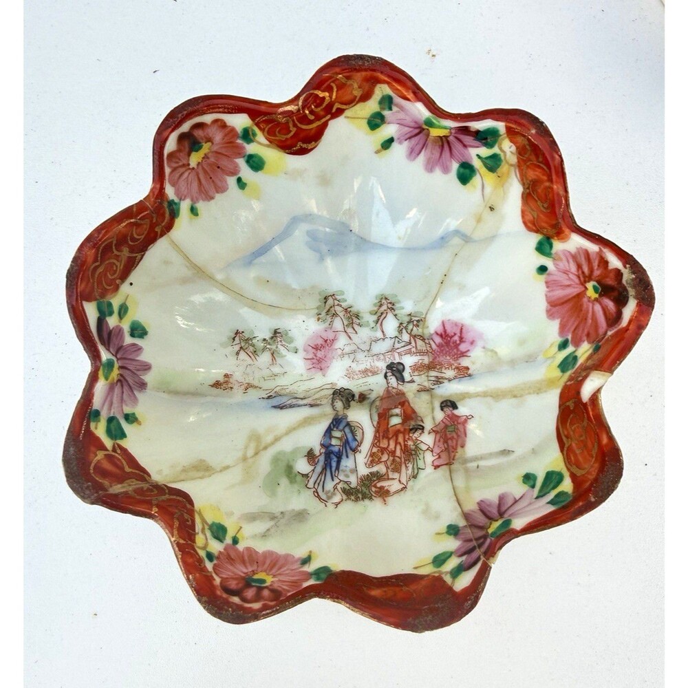 Japanese Scalloped Rim Footed Bowl Floral & Geisha Figural Design